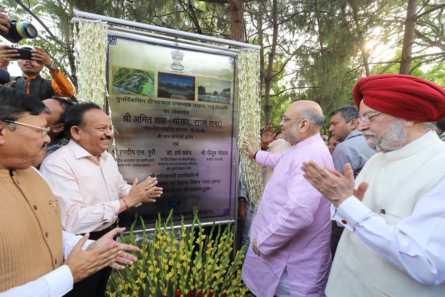 Hon'ble Minister MoHUA Shri Hardeep Puri inaugurating the Deen Dayal Park along with BJP President Shri Amit Shah and others on 10th April, 2018